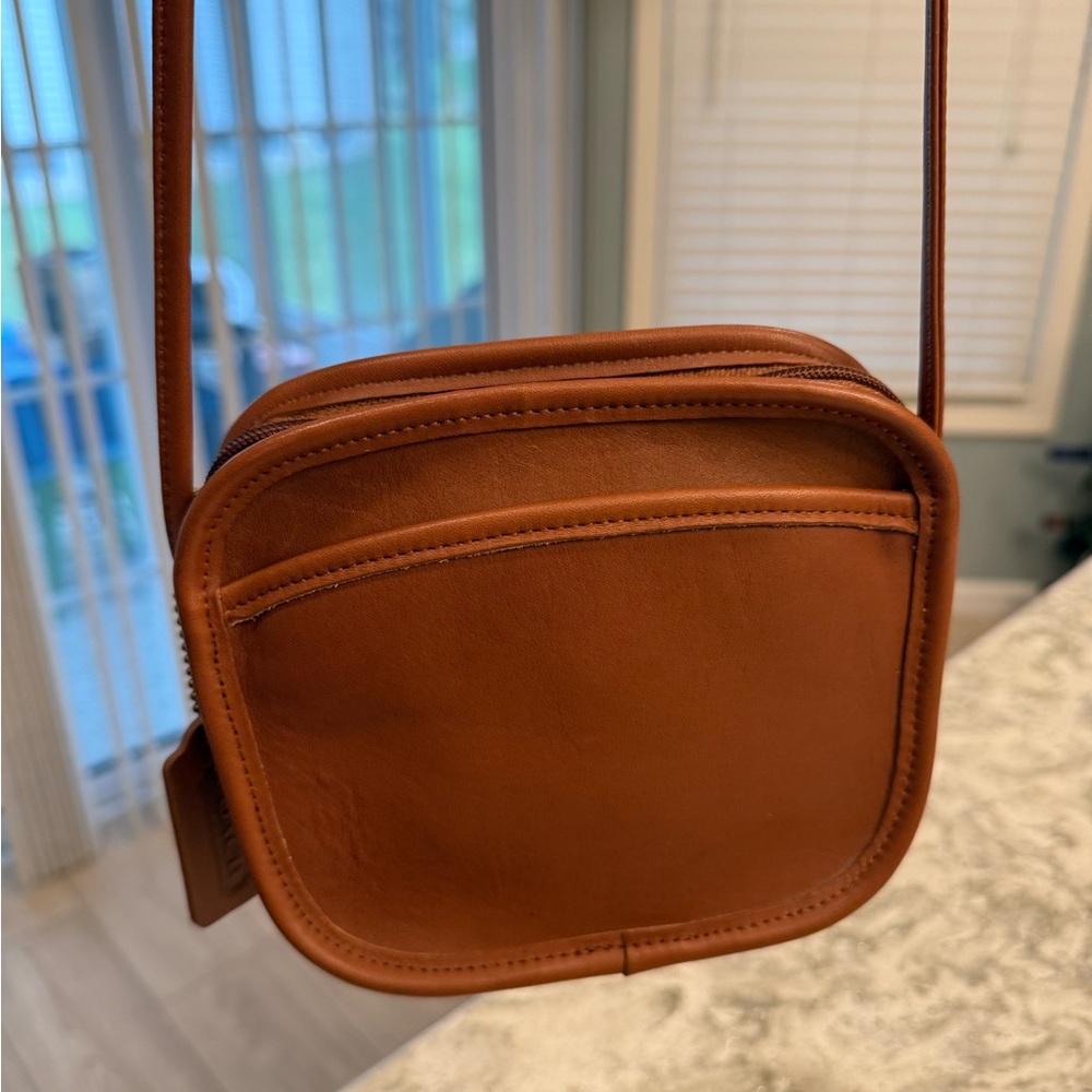 Vintage Coach Brown Leather Court Crossbody Bag with Zippered Closure 9935